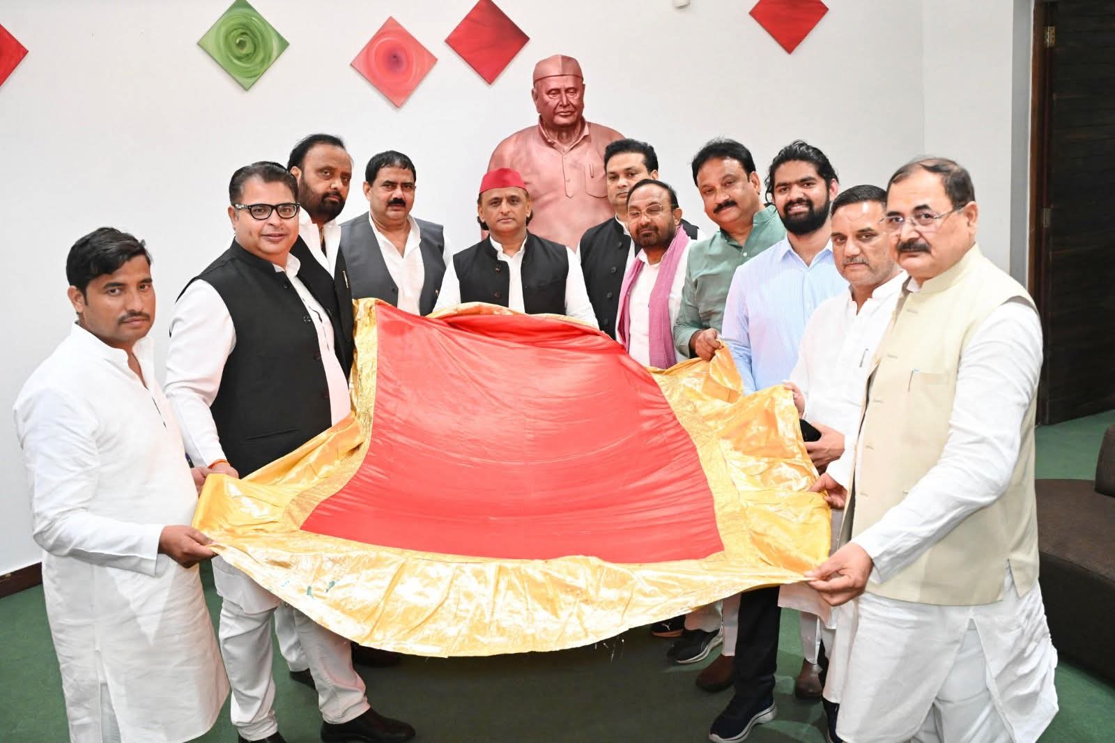 सपा प्रमुख अखिलेश यादव ने 18 अगस्त से शुरू होने वाले उर्स ए आला हज़रत के लिए भेजी चादर..