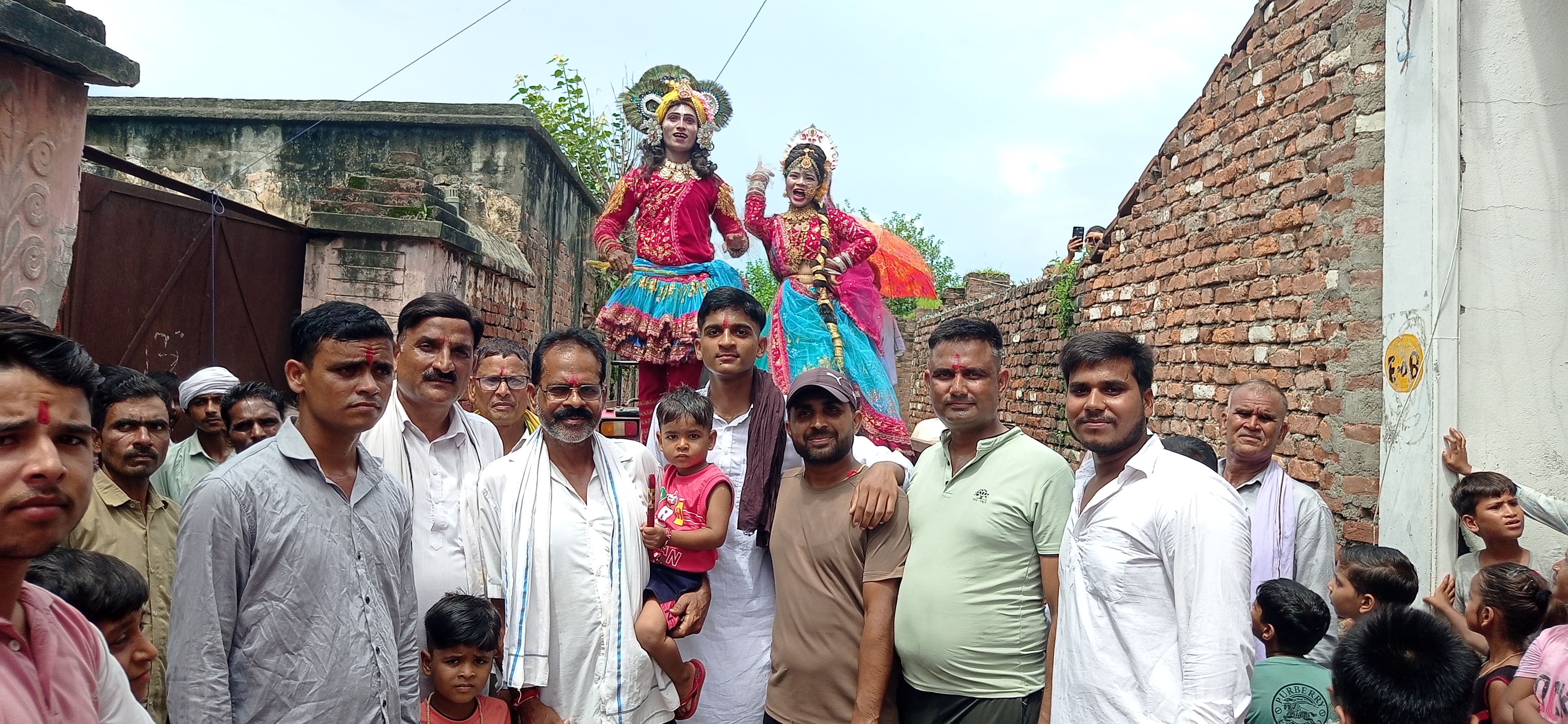 गांव पिंदारी अभयचंद में धूमधाम से निकाली भव्य शोभा यात्रा बड़ी संख्या में लोग रहे मौजूद..