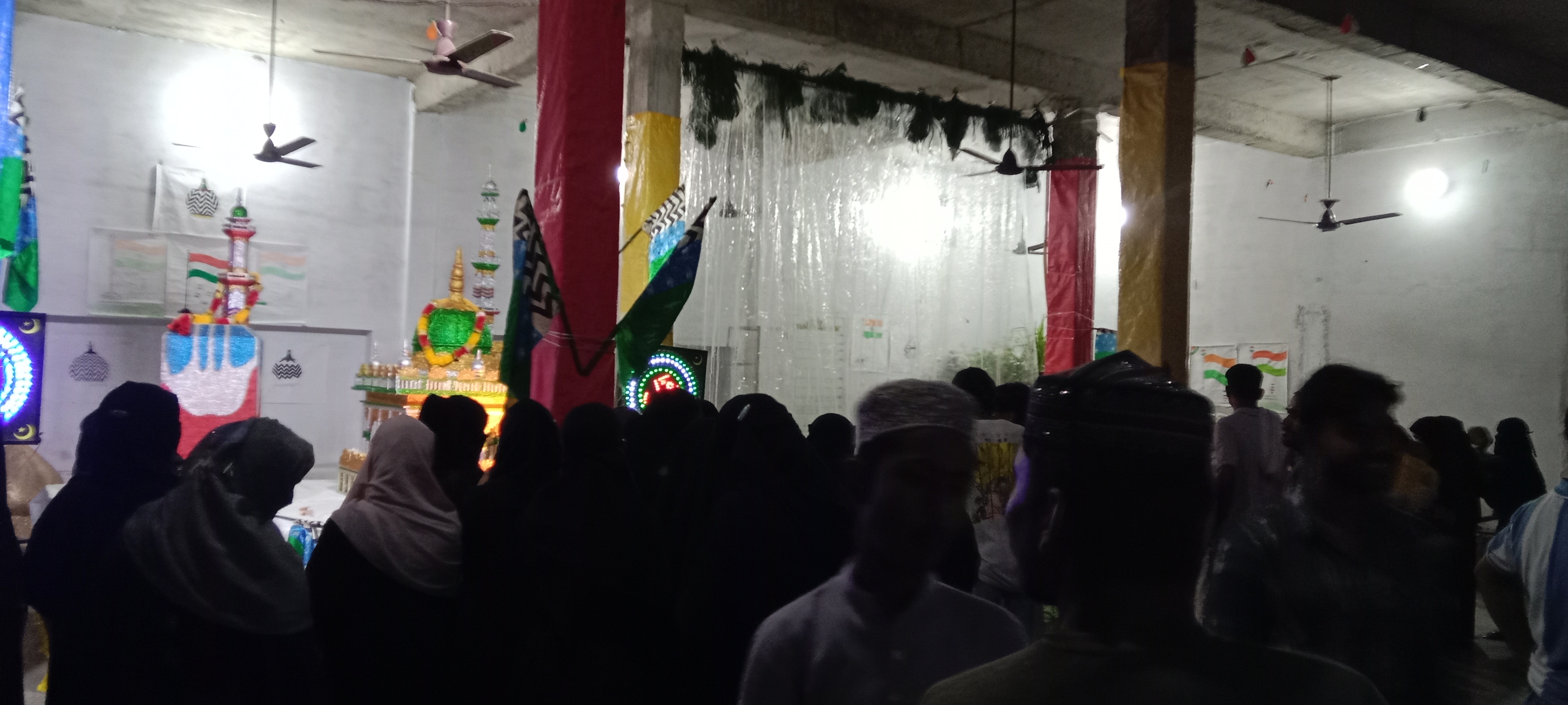 ईद मिलादुन्नबी पर जगमगाया शहर,शाहगढ़ की सजावट बनी आकर्षक का केंद्र,हजारों की संख्या में देखने वालों का लगा रहा तांता..