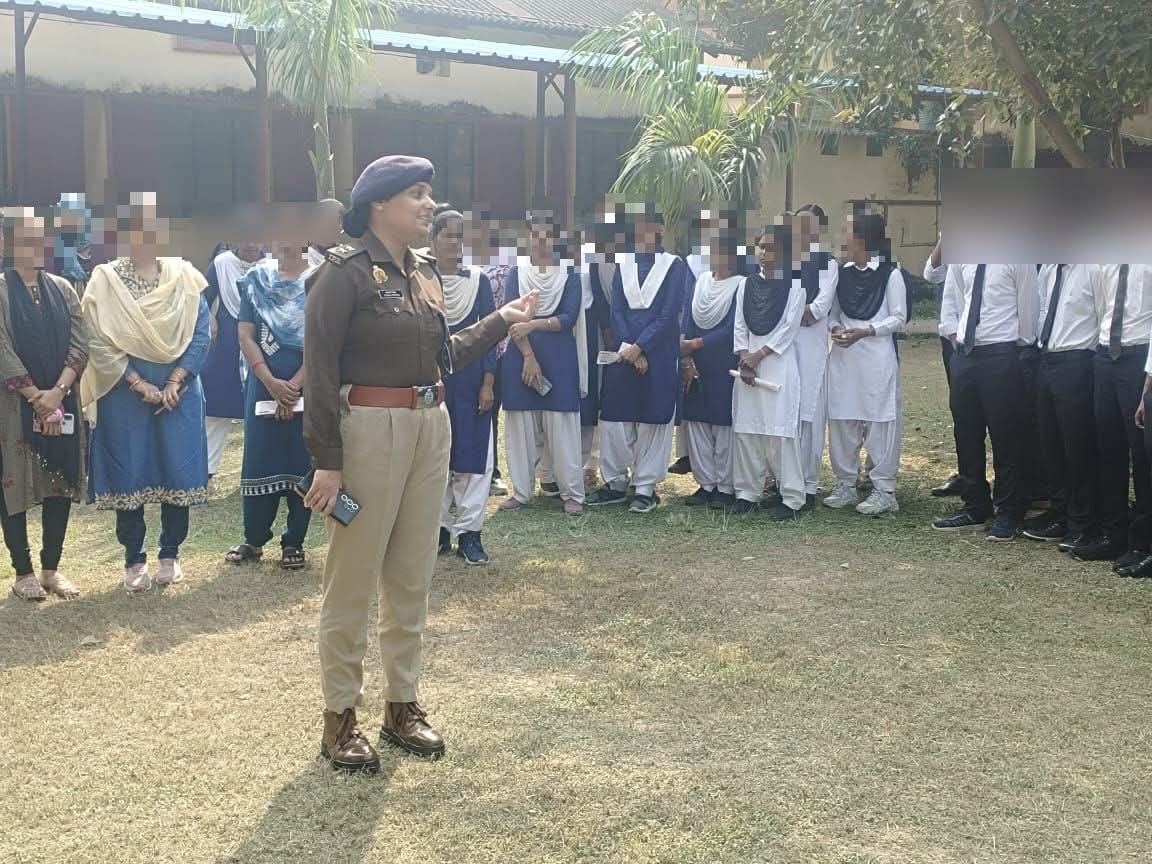 पुलिस द्वारा कॉलेज के बच्चों को क़ानून के प्रति किया जागरूप ।