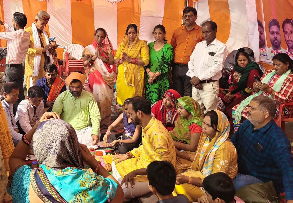 कार्तिक पूर्णिमा पर राष्ट्रीय मानव सेवा संस्थान के पदाधिकारी ने गंगा में लगाई आस्था की डुबकी।